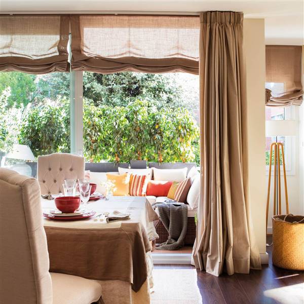 salón con cortinas y estores de lino y seda