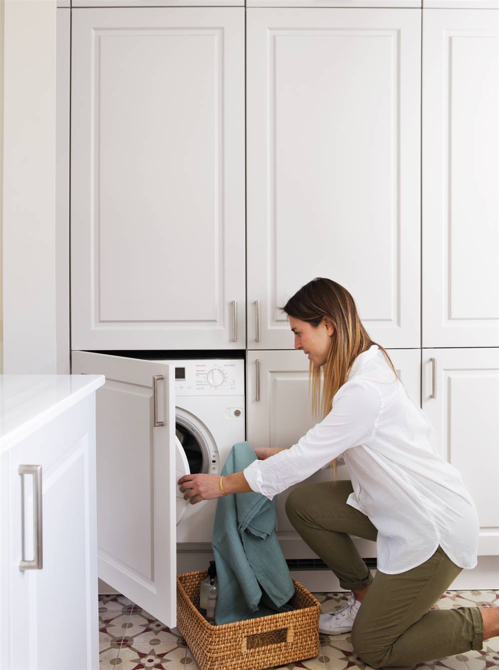 mujer poniendo una lavadora en la cocina 00480675