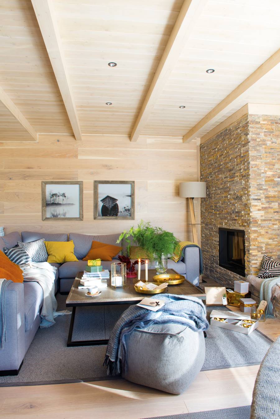 Salón de casa de montaña moderno con chimenea de madera