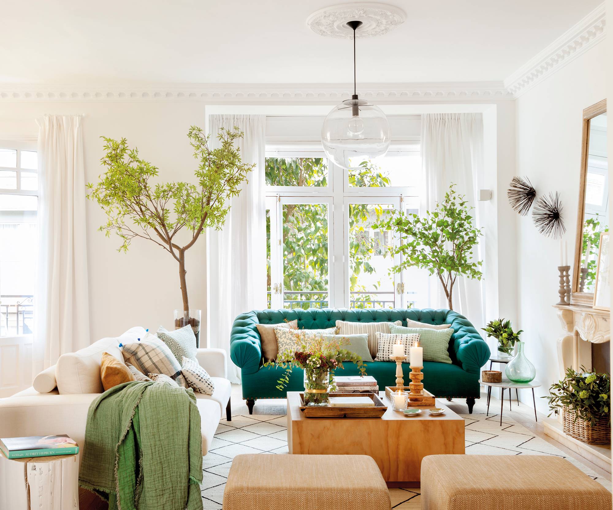 Salón clásico con chimenea y sofá verde.