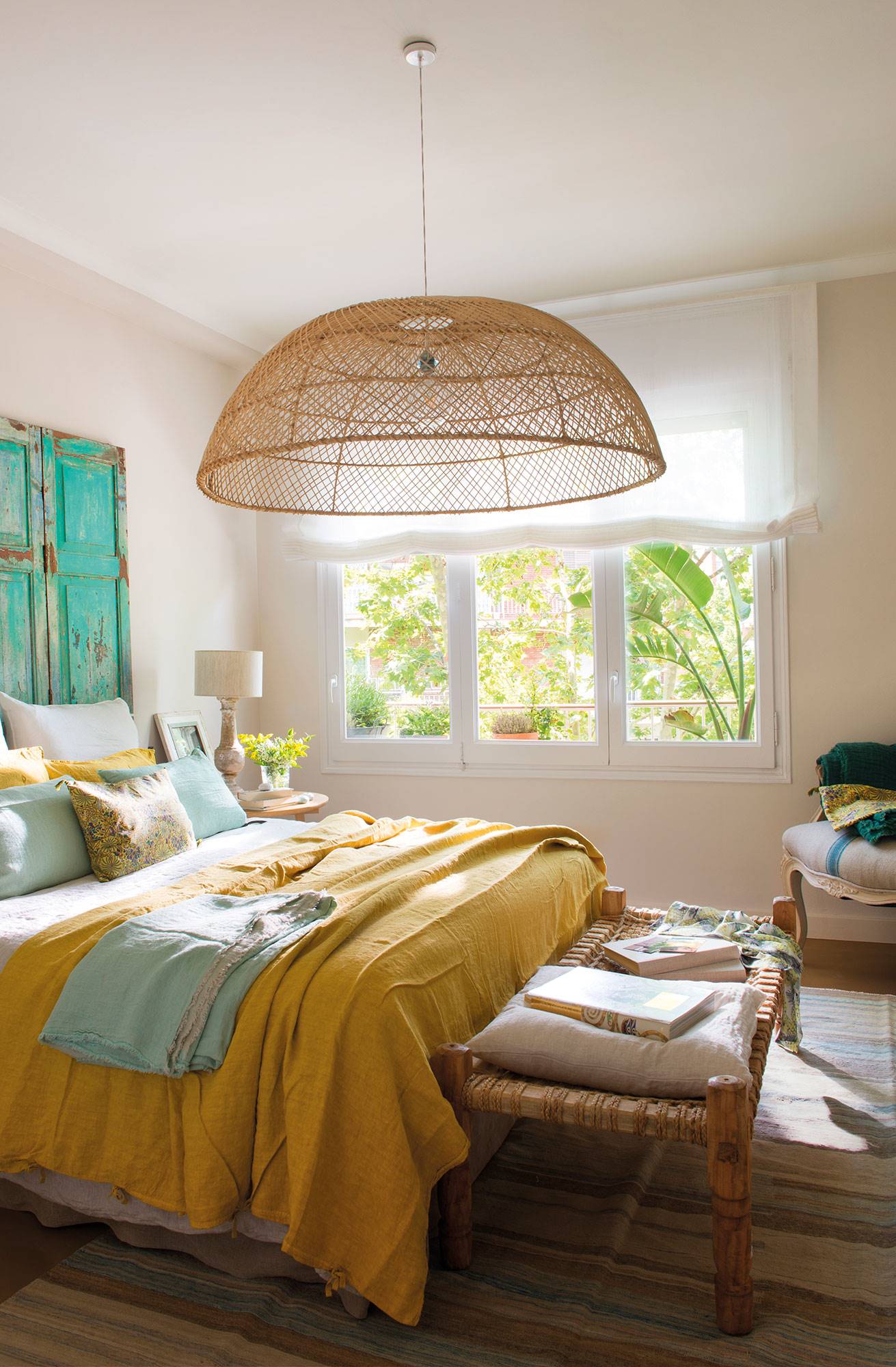 Dormitorio primaveral con cabecero verde y gran lámpara de fibras