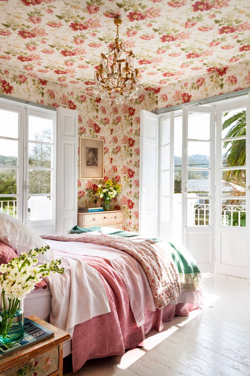 Dormitorio de primavera con papel pintado de flores en techo y paredes.