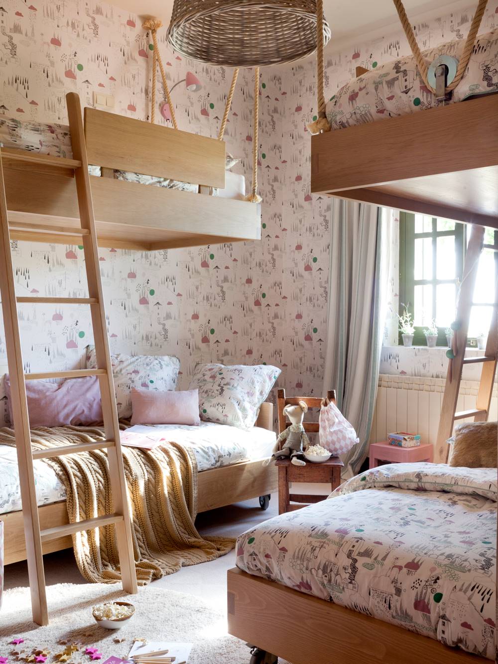 Dormitorio infantil con literas voladas y papel pintado