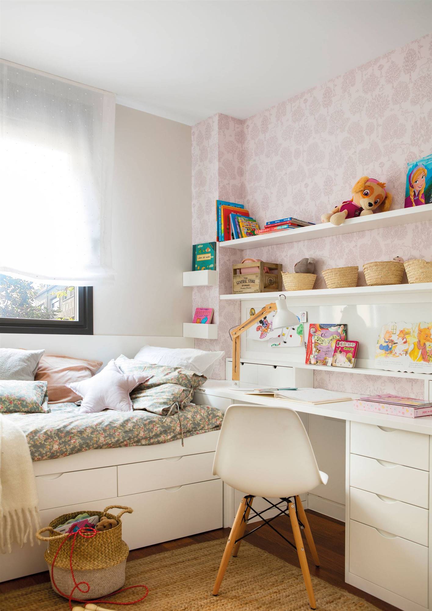 Dormitorio infantil con papel pintado y zona de estudio