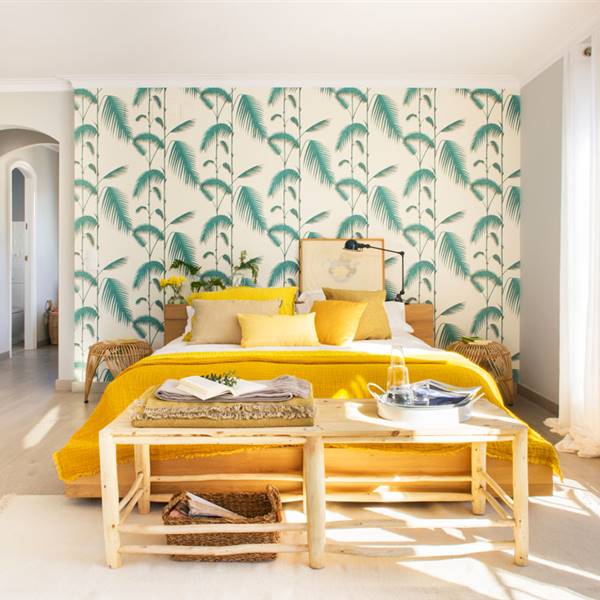 dormitorio-con-papel-pintado-hojas-verdes-y-textiles-mostaza-00427817
