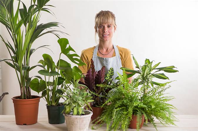 mujer con plantas