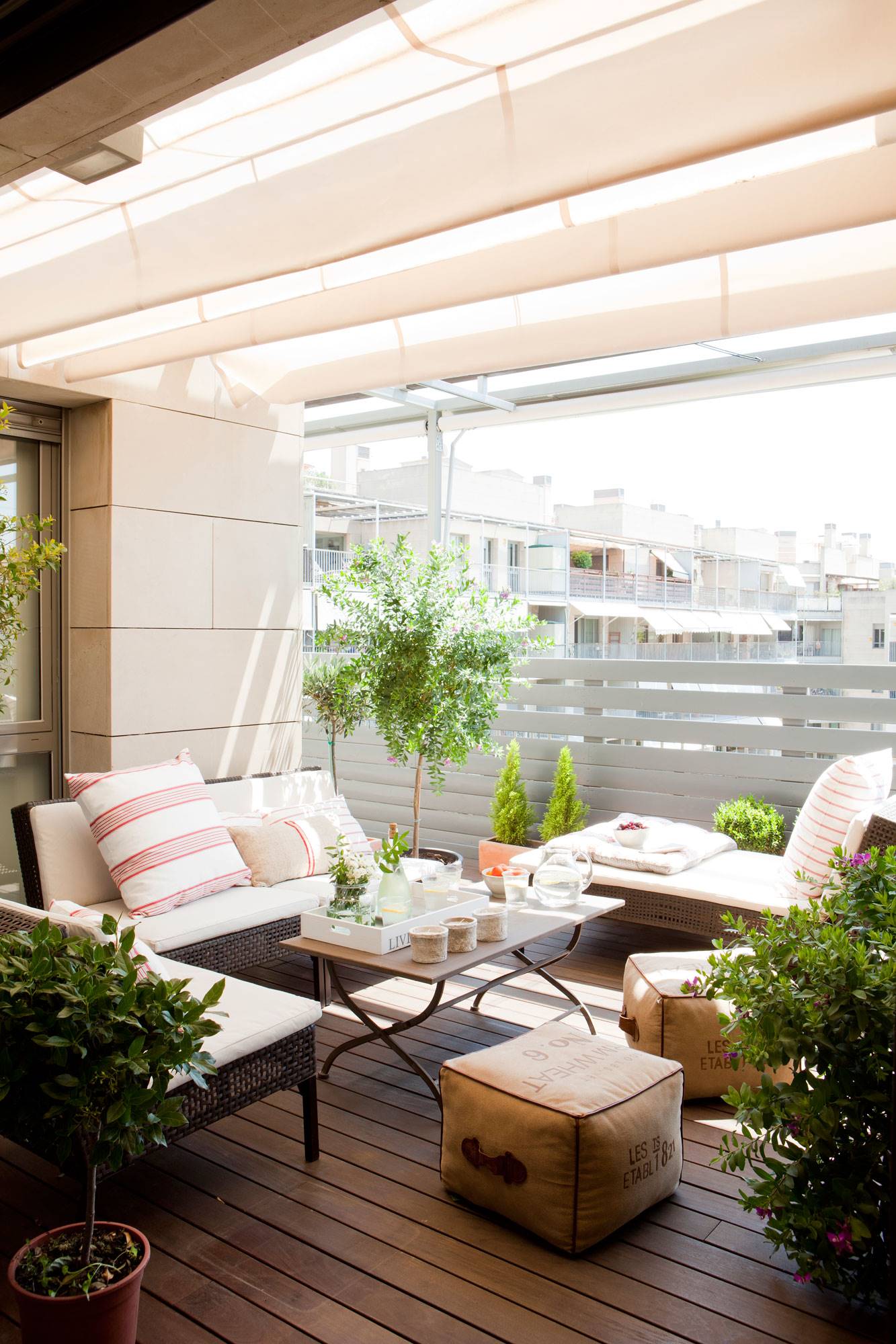 Un salón con terraza de verano y solarium
