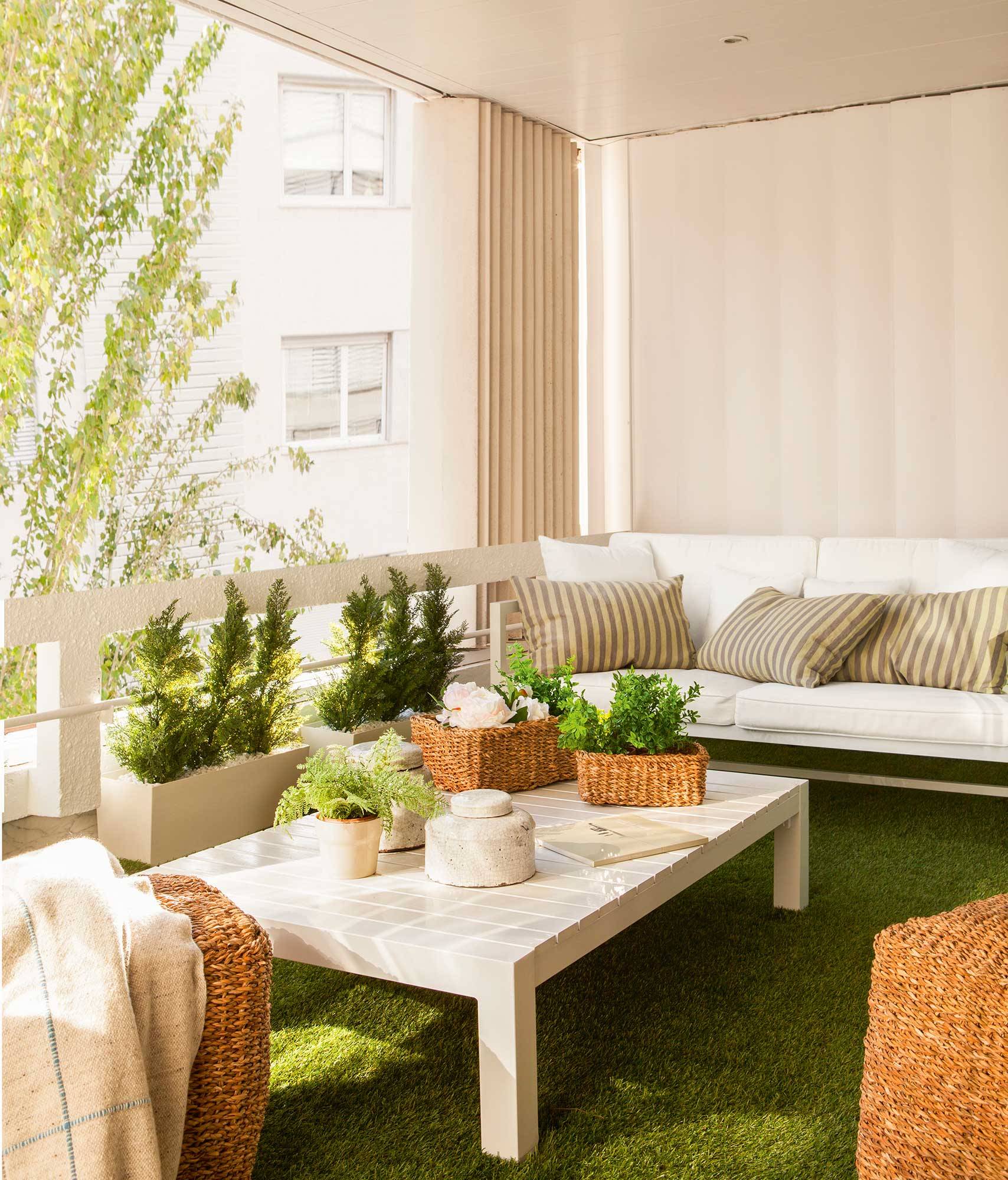 Un salón con terraza que parece un mini jardín 