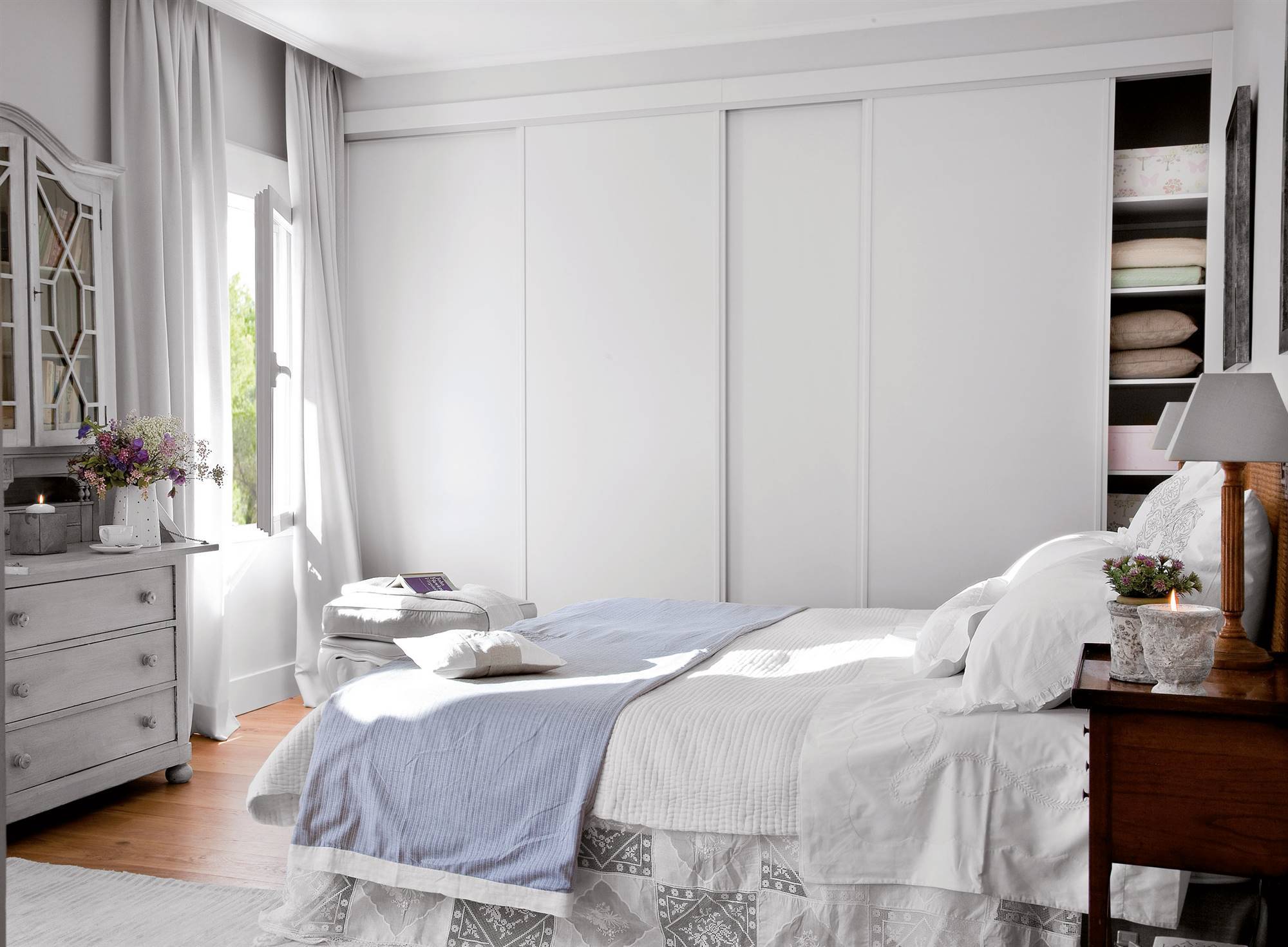 Dormitorios decorados en blanco
