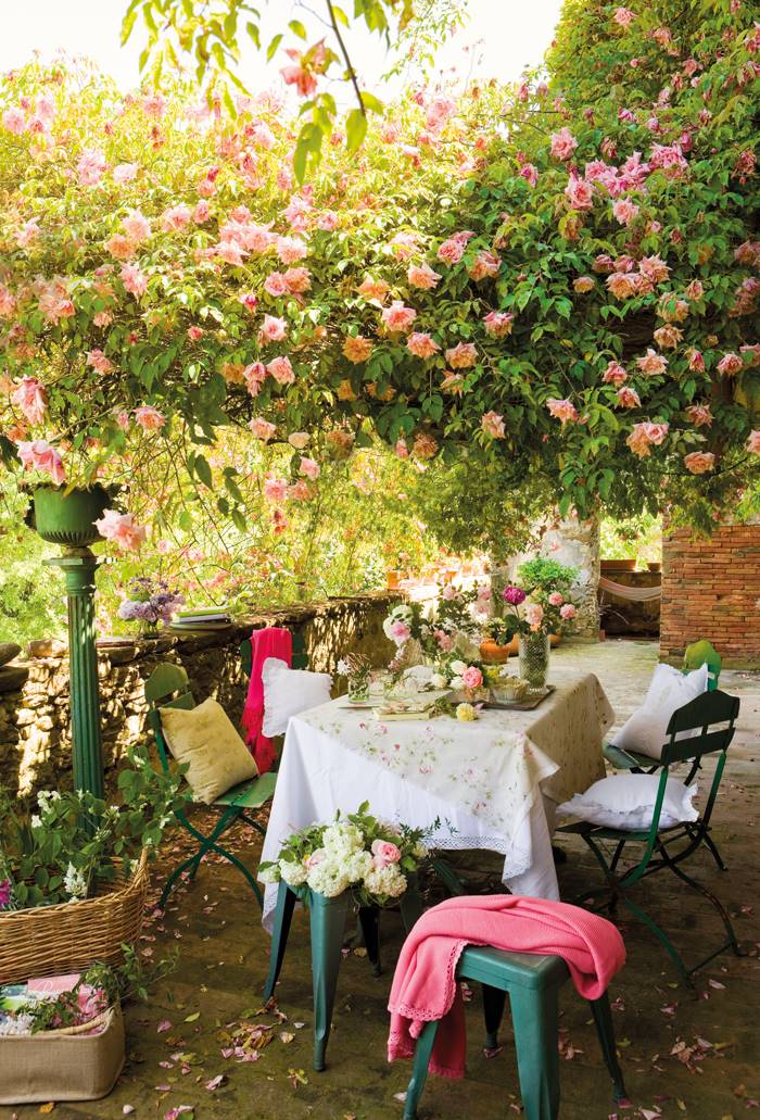 Un comedor de verano lleno de rosas.