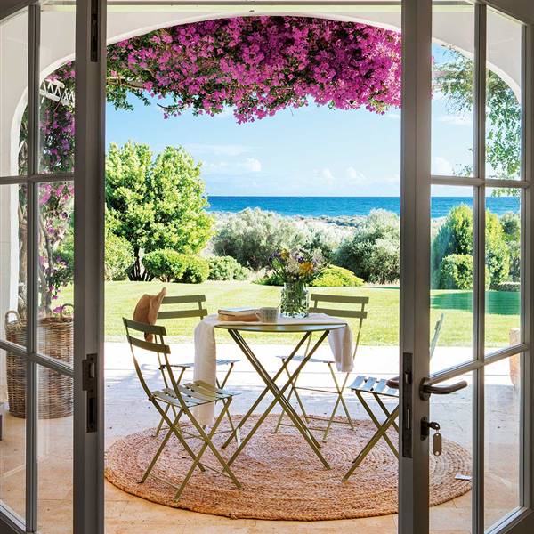 Los 30 mejores porches y terrazas con plantas trepadoras de El Mueble. ¡Te van a enamorar!