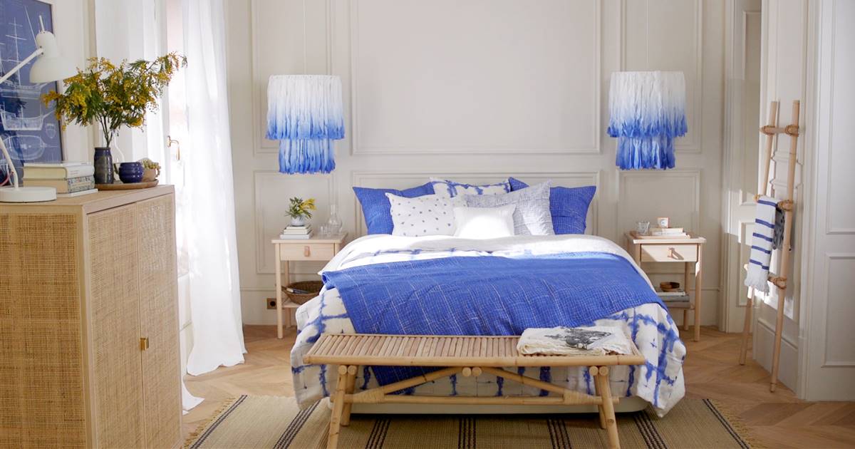 Un dormitorio en blanco y azul