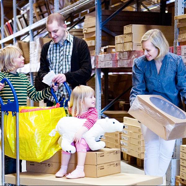 Familia sueca comprando en IKEA