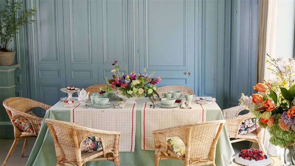 Una mesa con flores con Sally Hambleton