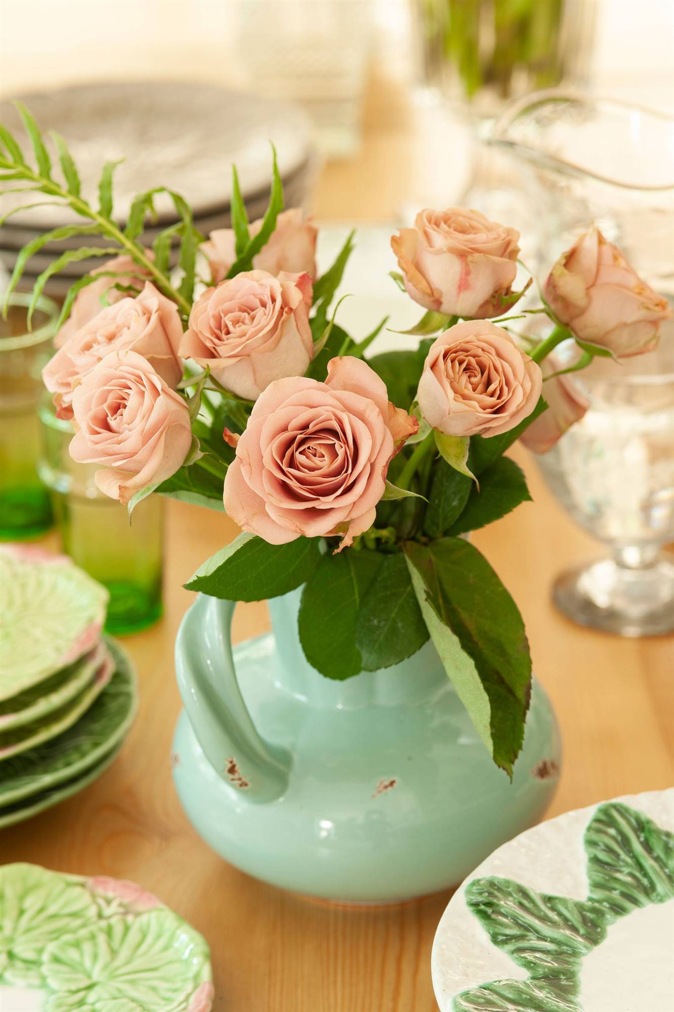 Jarrón de cerámica en color verde agua con rosas