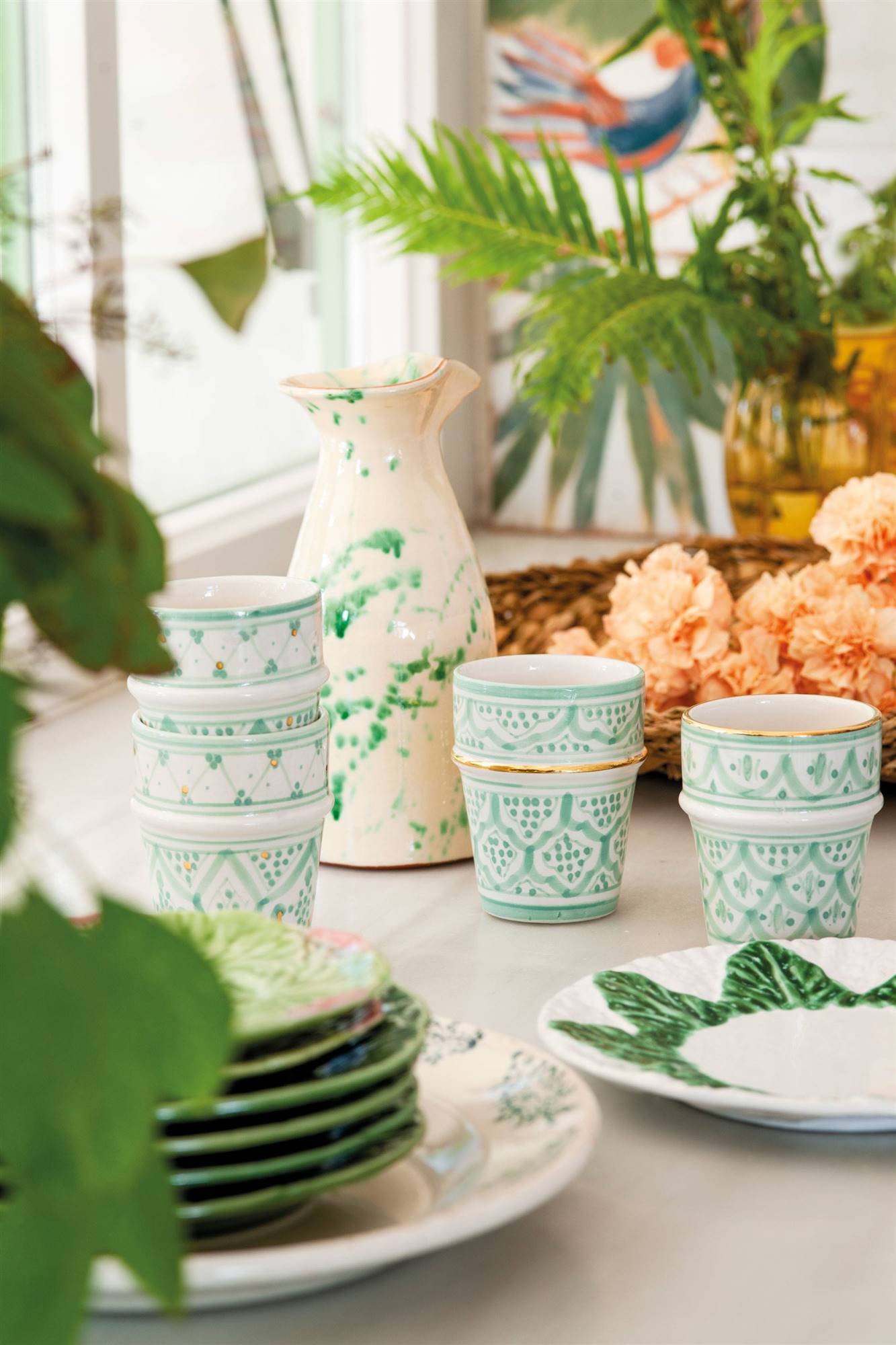 Vasos y jarrón de loza decorado en color verde agua 