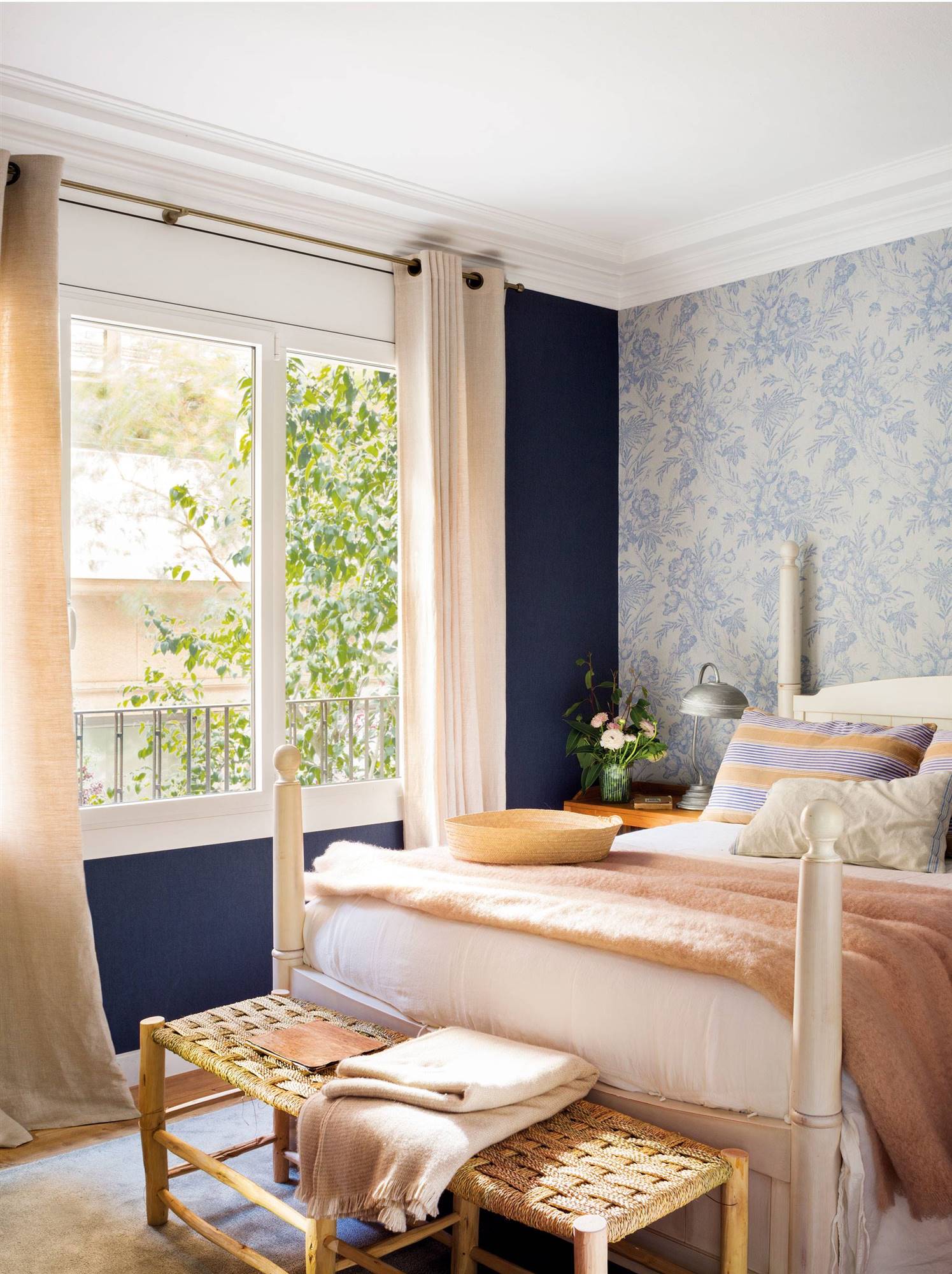 Dormitorio con paredes azules y papel pintado