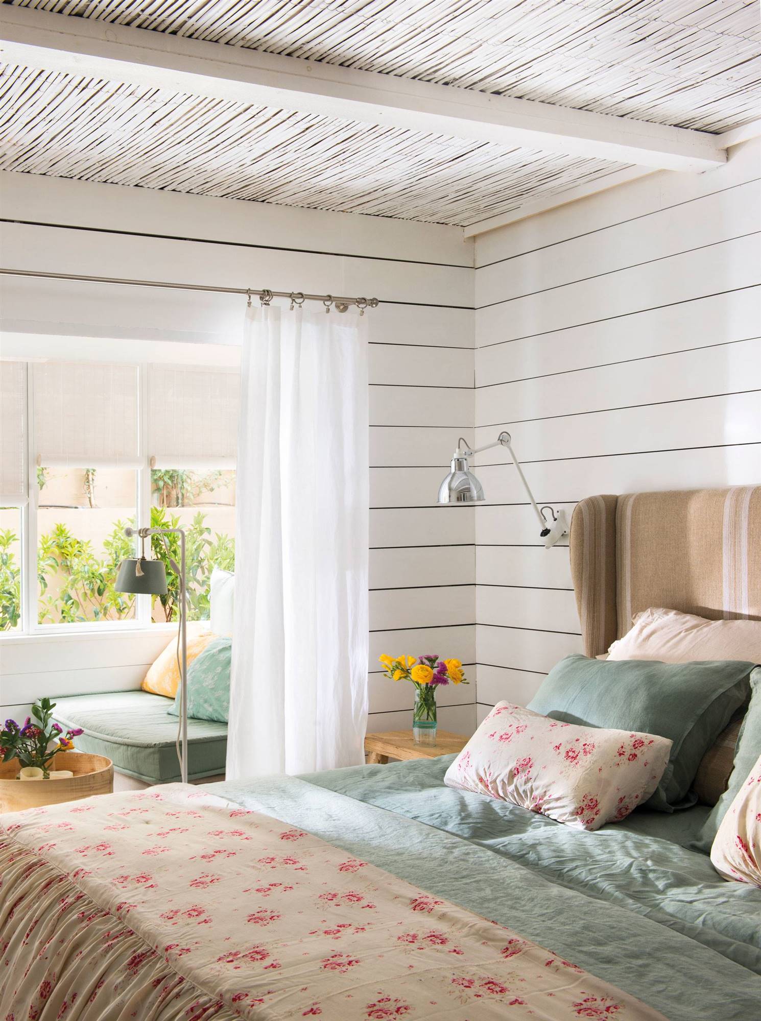 Dormitorio blanco con paredes con listones de madera