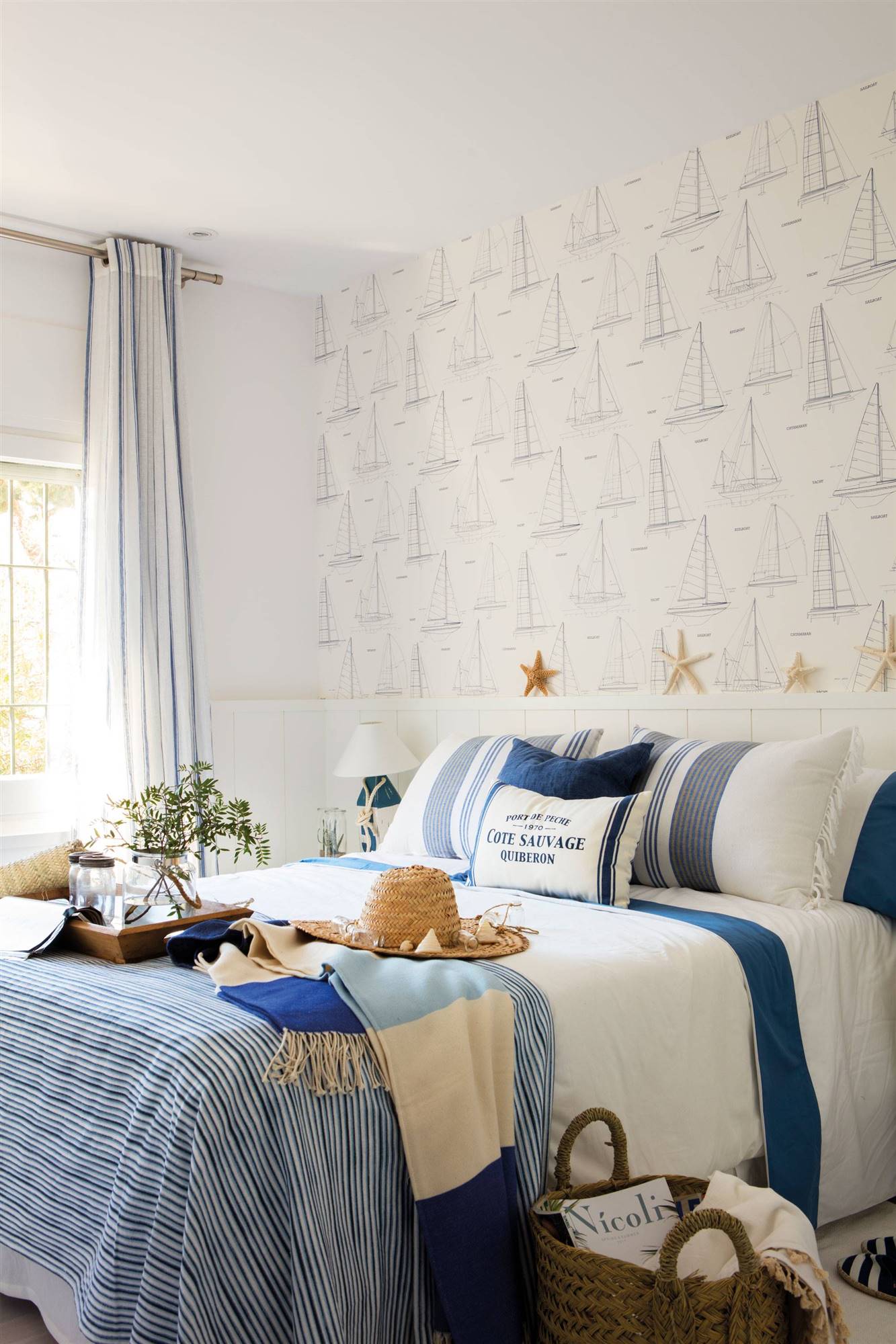 Dormitorio de verano con pared con papel pintado marinero