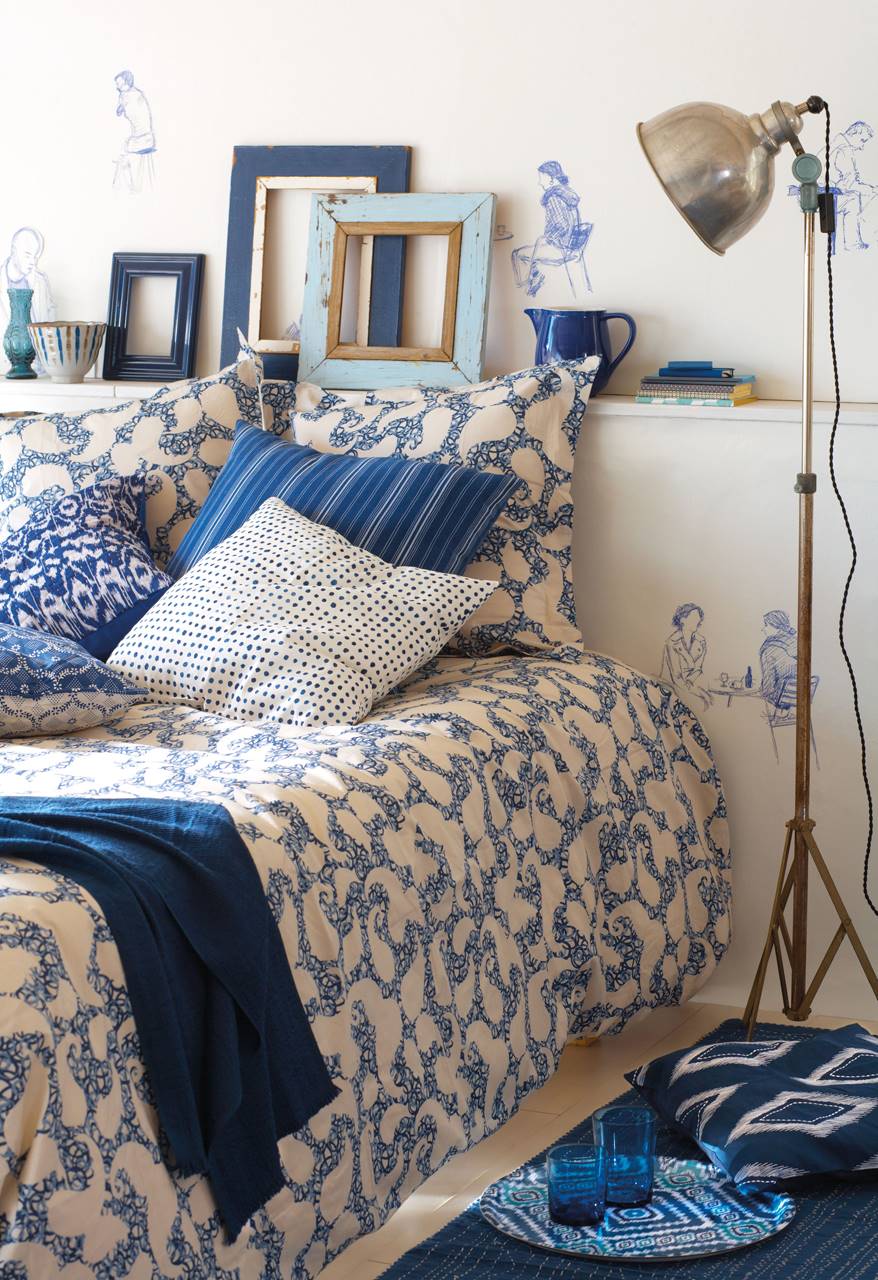 Detalle de cama con detalles azules