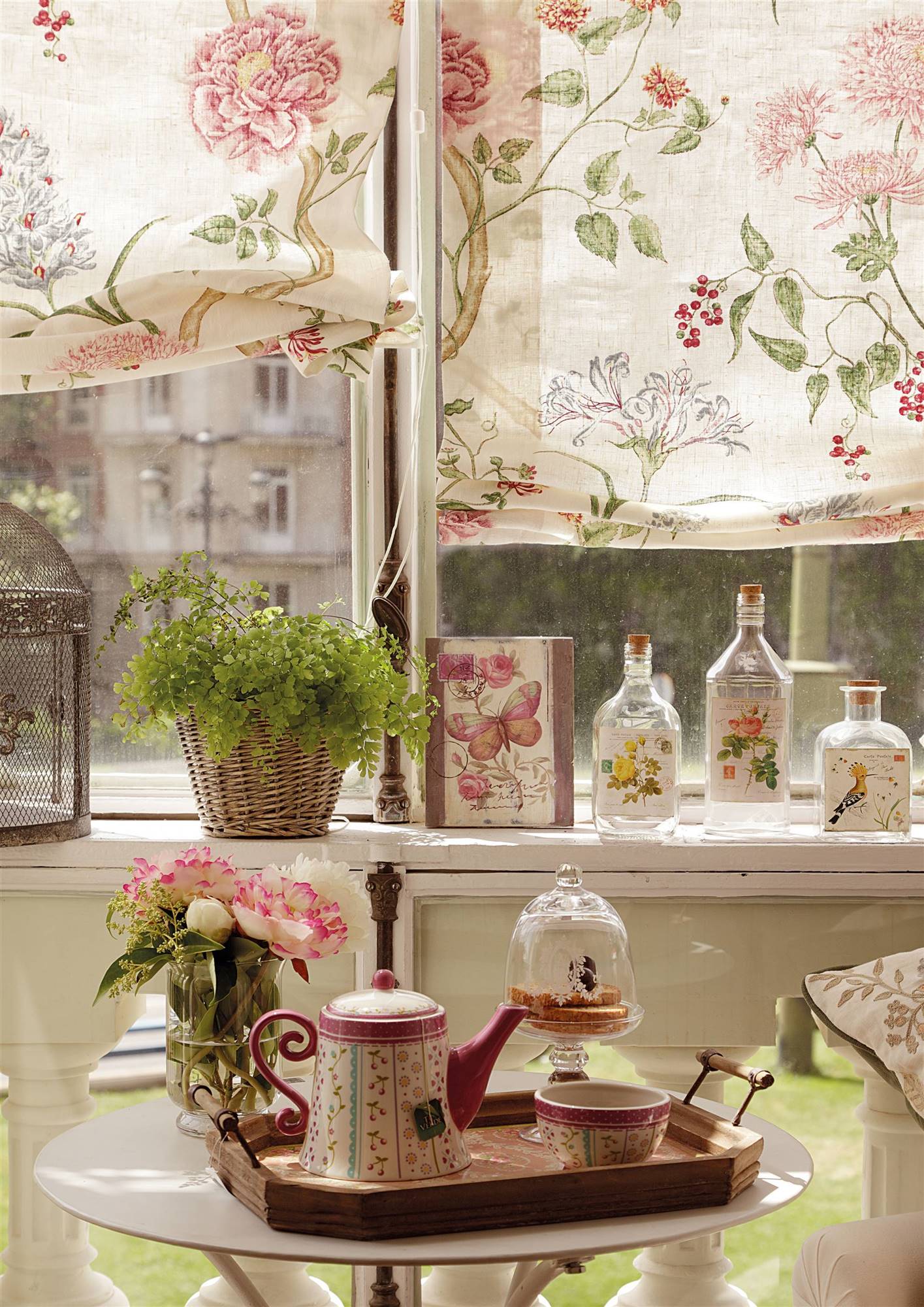 Mesa de café con detalles con estampados florales. 