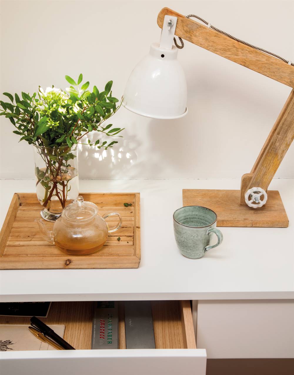 Cajón escritorio con lámpara de sobremesa, bandeja de madera, ramo y taza-500668