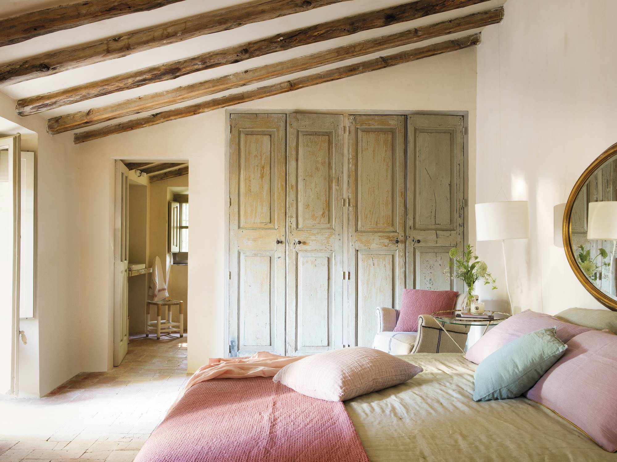 Dormitorio de casa de campo con puertas recuperadas de madera