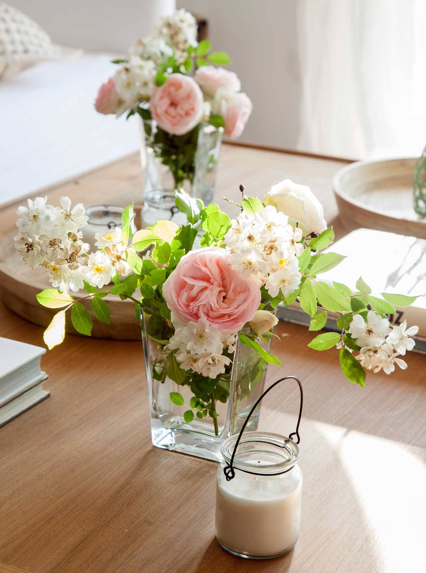 00485164 O. Dos arreglos gemelos con rosas y flor de almendro 茶几上小花器上插着花