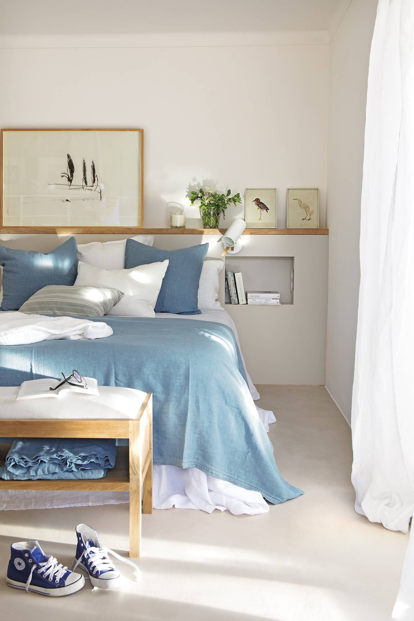 Dormitorio ibicenco con ropa de cama azul y blanca. 