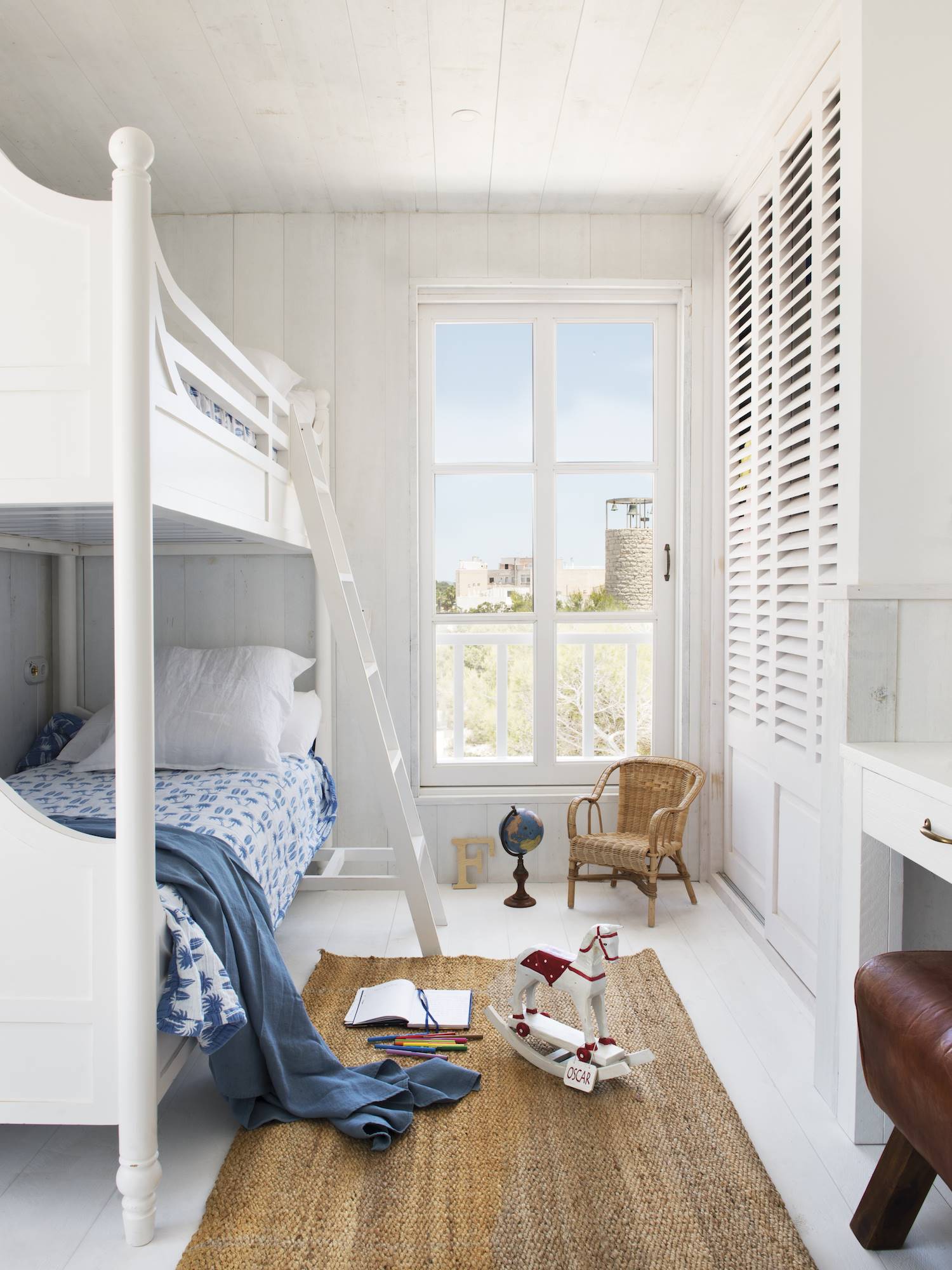 Dormitorio juvenil con litera y armario con puertas correderas de lamas.