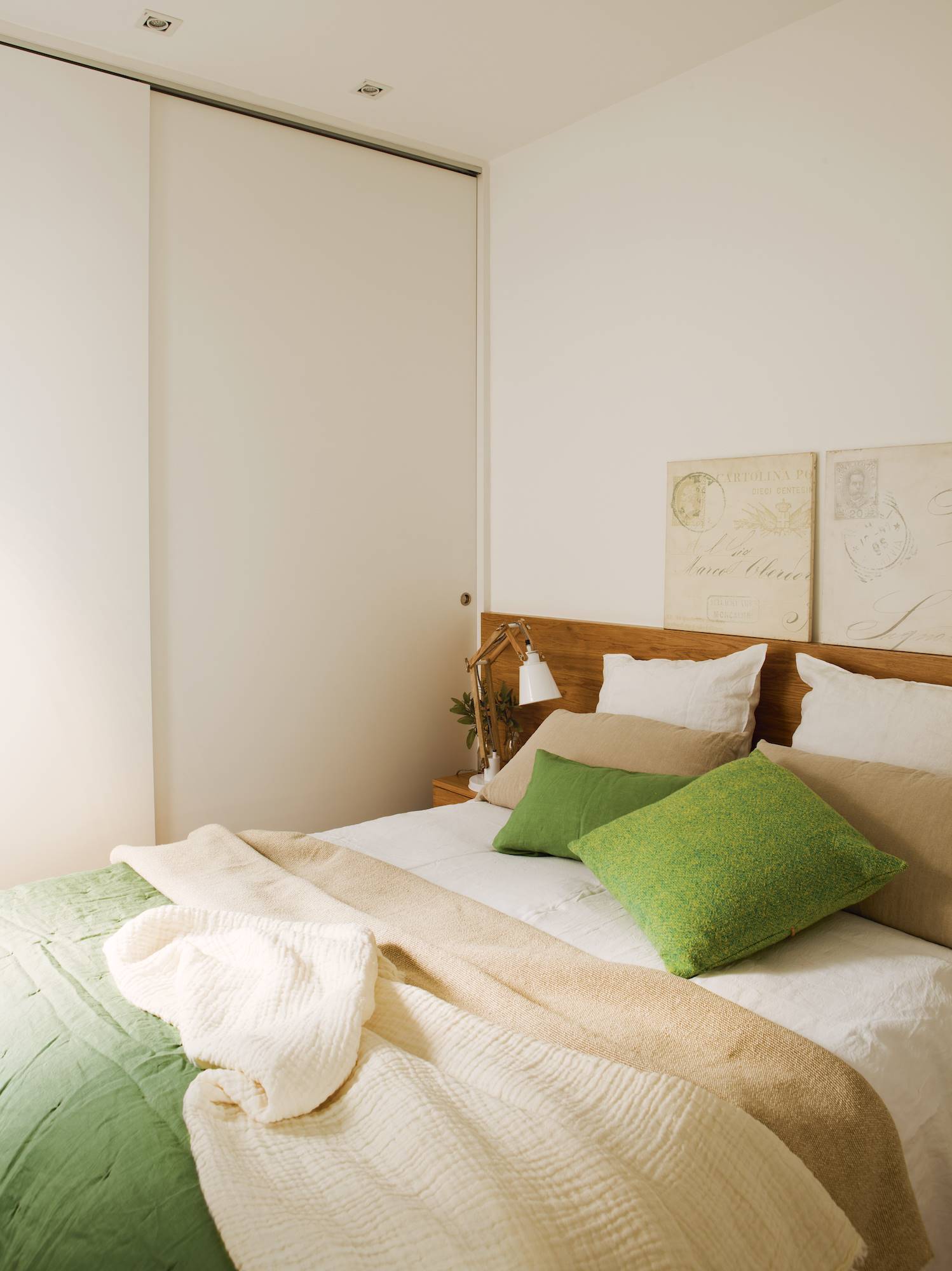 Dormitorio pequeño con armario corredero de pared a pared