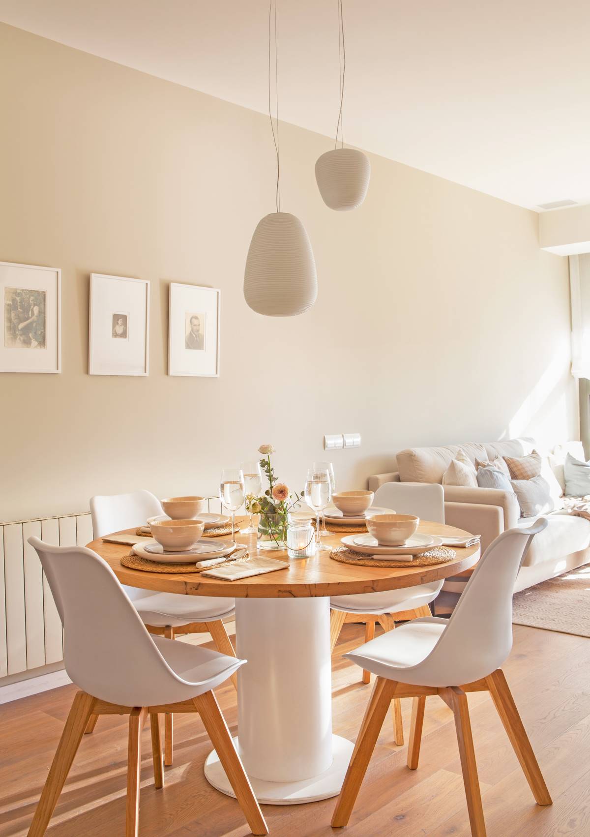 Mesa de comedor redonda combinada con sillas de estilo nórdico. 