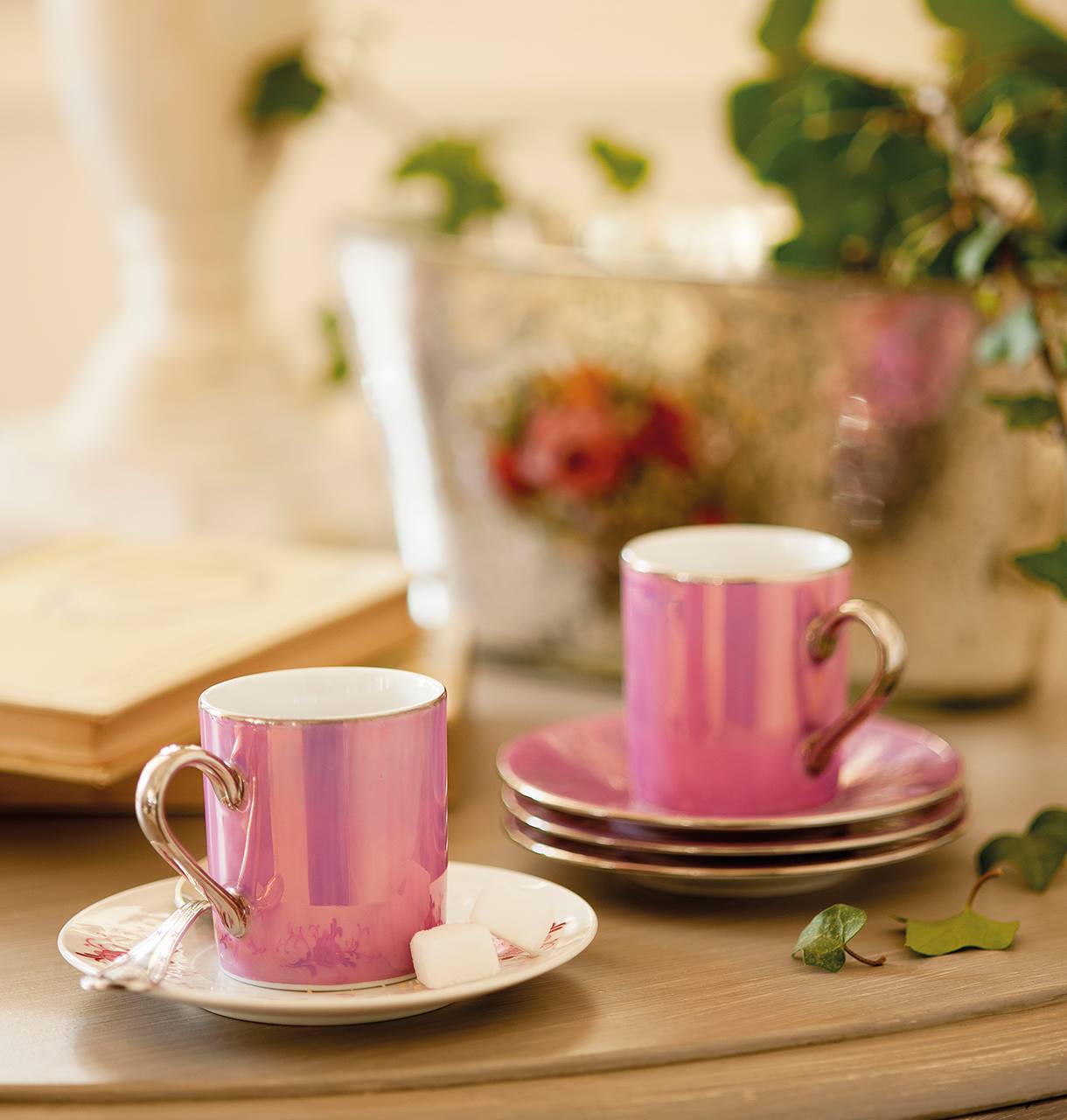 Detalle de tazas de café de color rosa. 