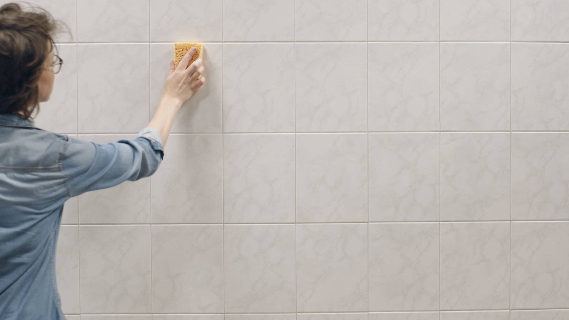Cómo pintar el baño: cubre con masilla grietas y desconchados 