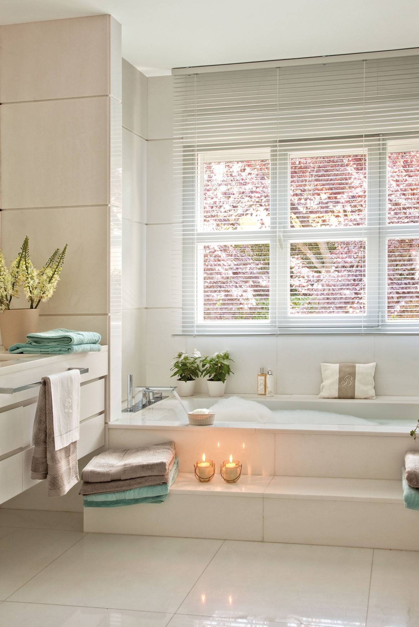 Baño de estilo clásico con bañera de hidromasaje y pavimentos de mármol. 