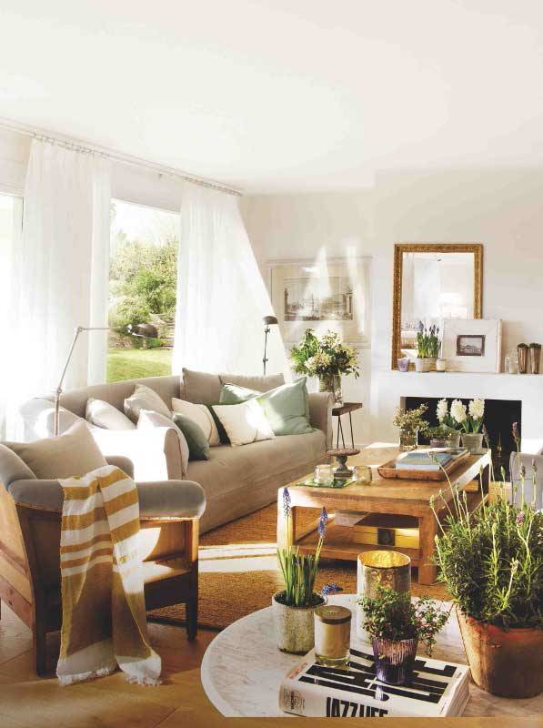 Salón blanco, atemporal y muy natural con ventanales al jardín