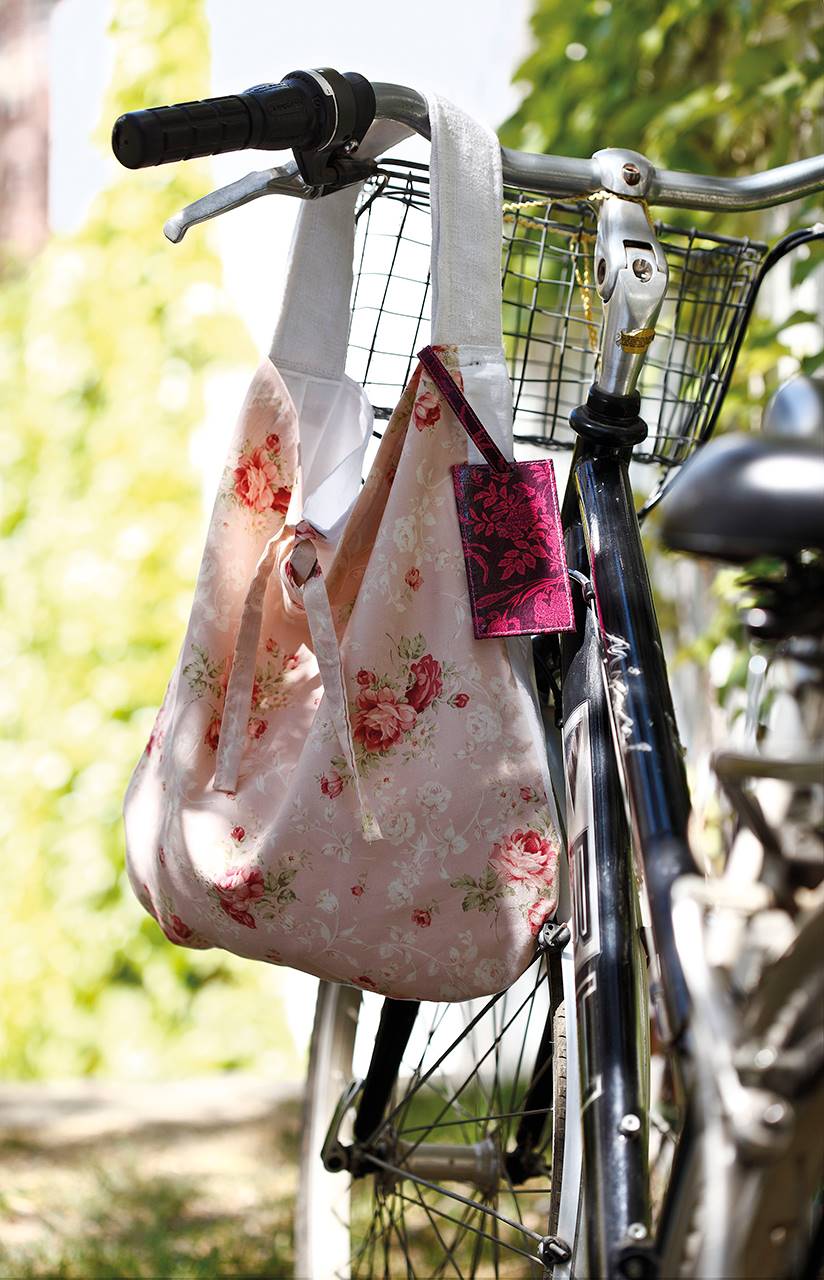 Detalle de bolsa colgada en el manillar de una bicicleta