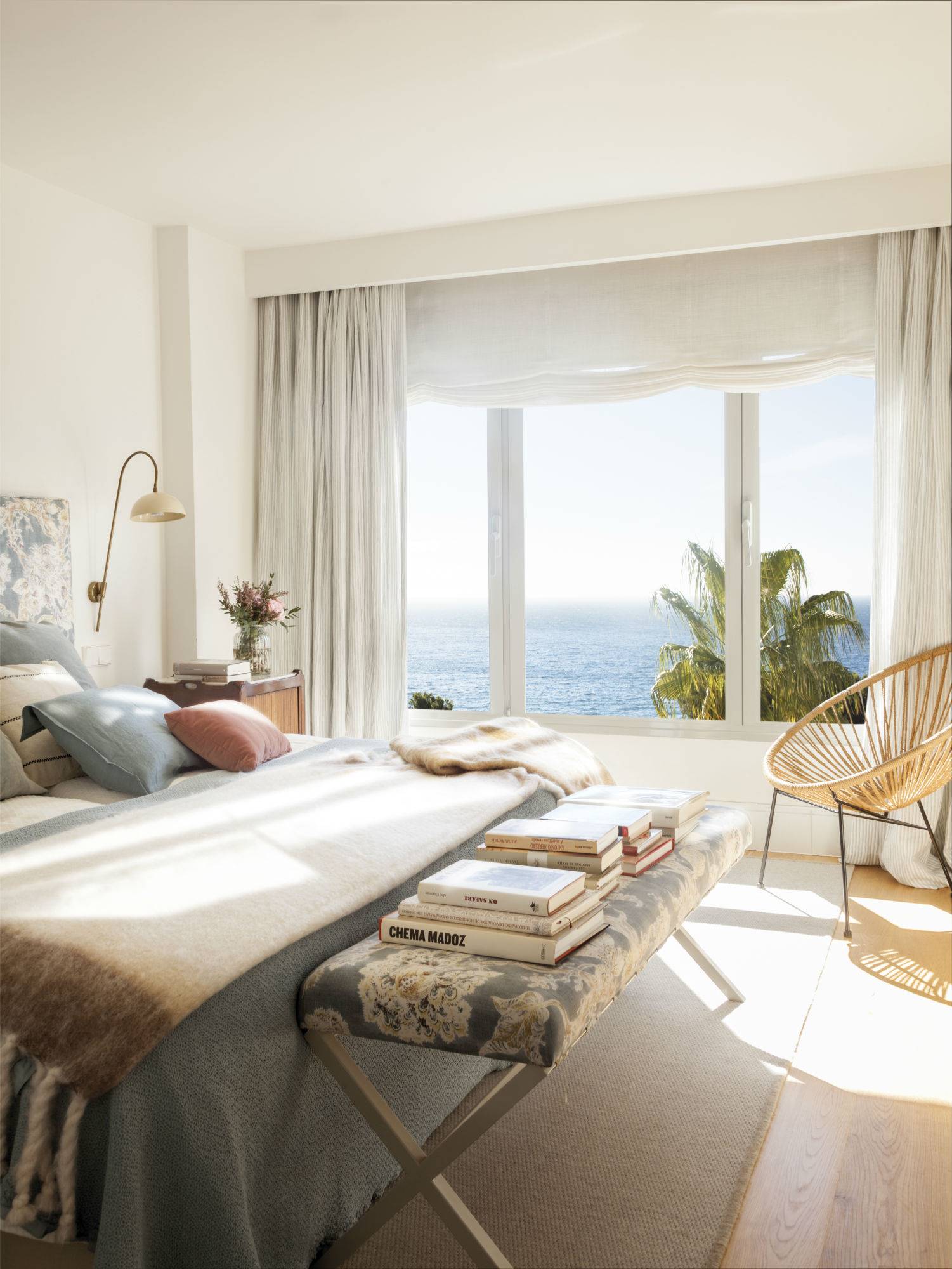 Dormitorio veraniego con grandes vistas al mar en tonos azules y beige 