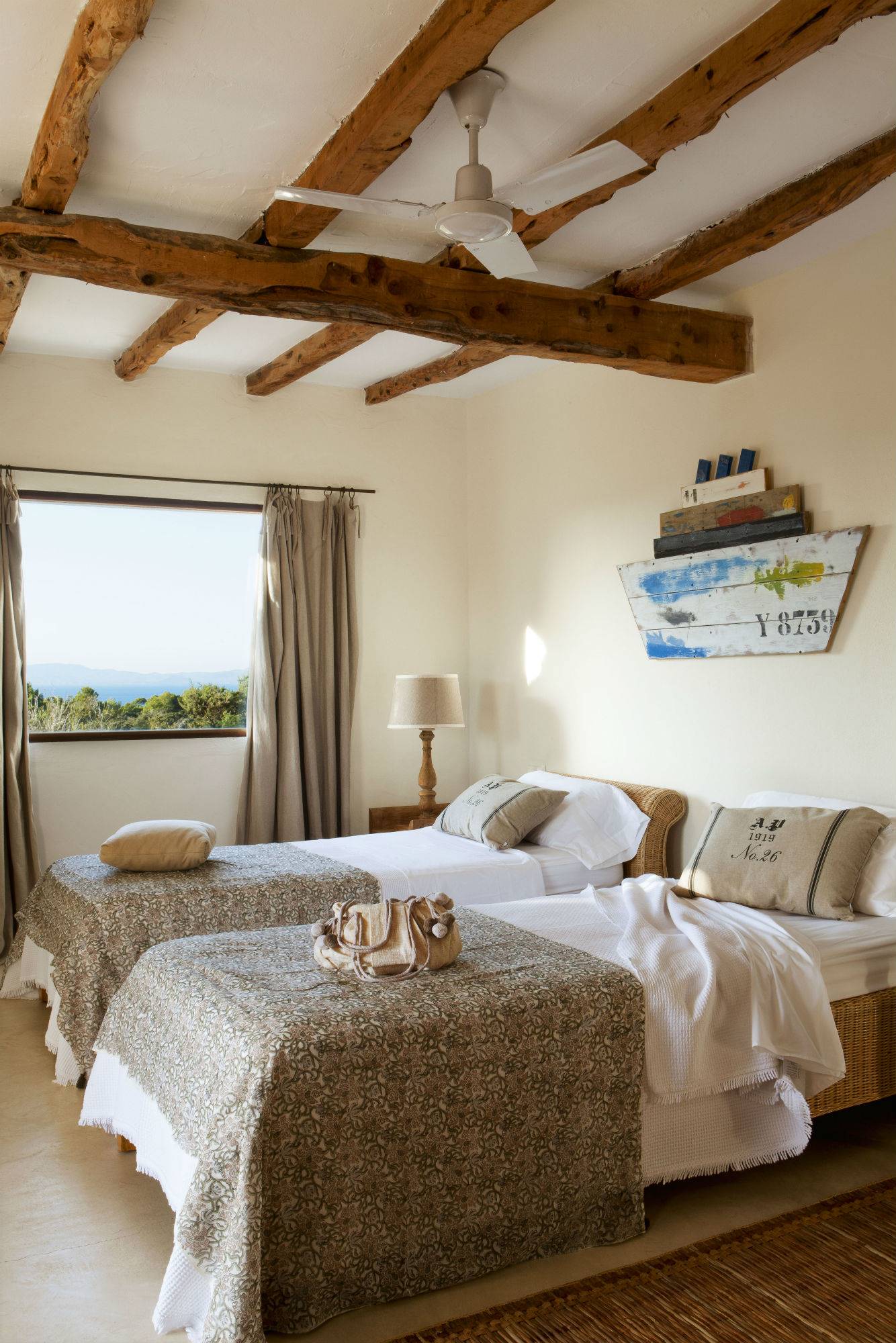 Dormitorio veraniego con muebles y textiles en marrón que crean la sintonía perfecta.