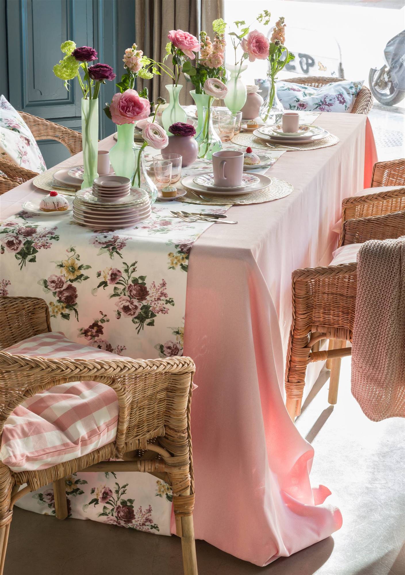 Una mesa vestida de rosa