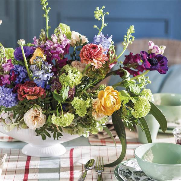 Una mesa espectacular decorada con flores por Sally Hambleton y Lorenzo Meazza