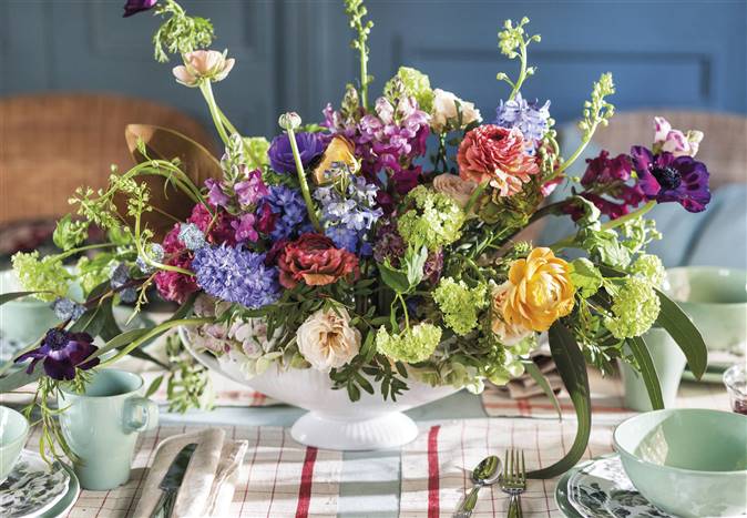 Una mesa espectacular decorada con flores por Sally Hambleton y Lorenzo  Meazza