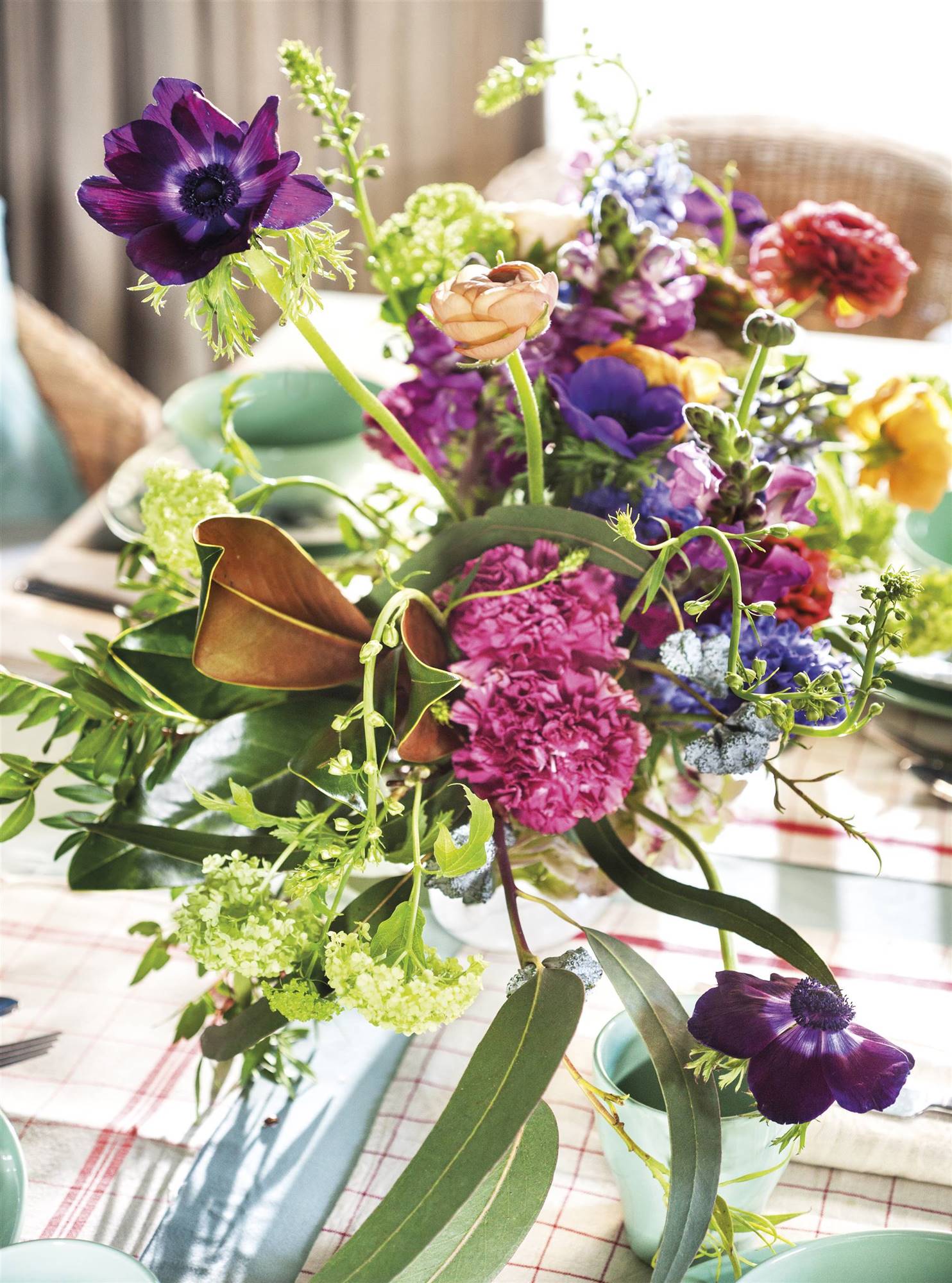 Un centro de mesa con flores