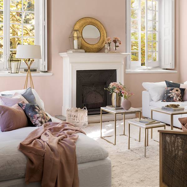 El mismo salón decorado en rosa o tostado, ¿cuál prefieres?