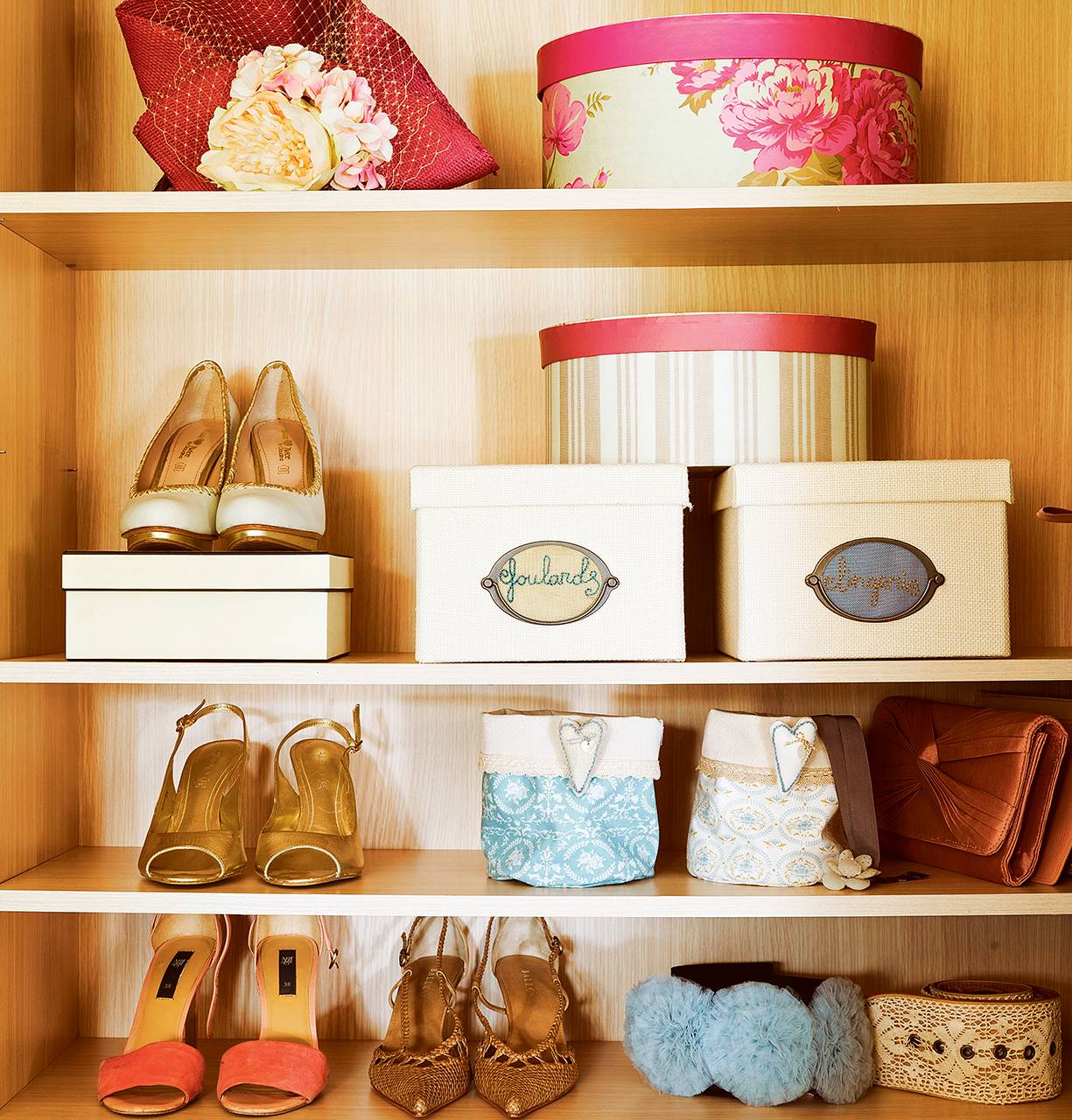 Detalle de interior de armario con baldas para zapatos y complementos