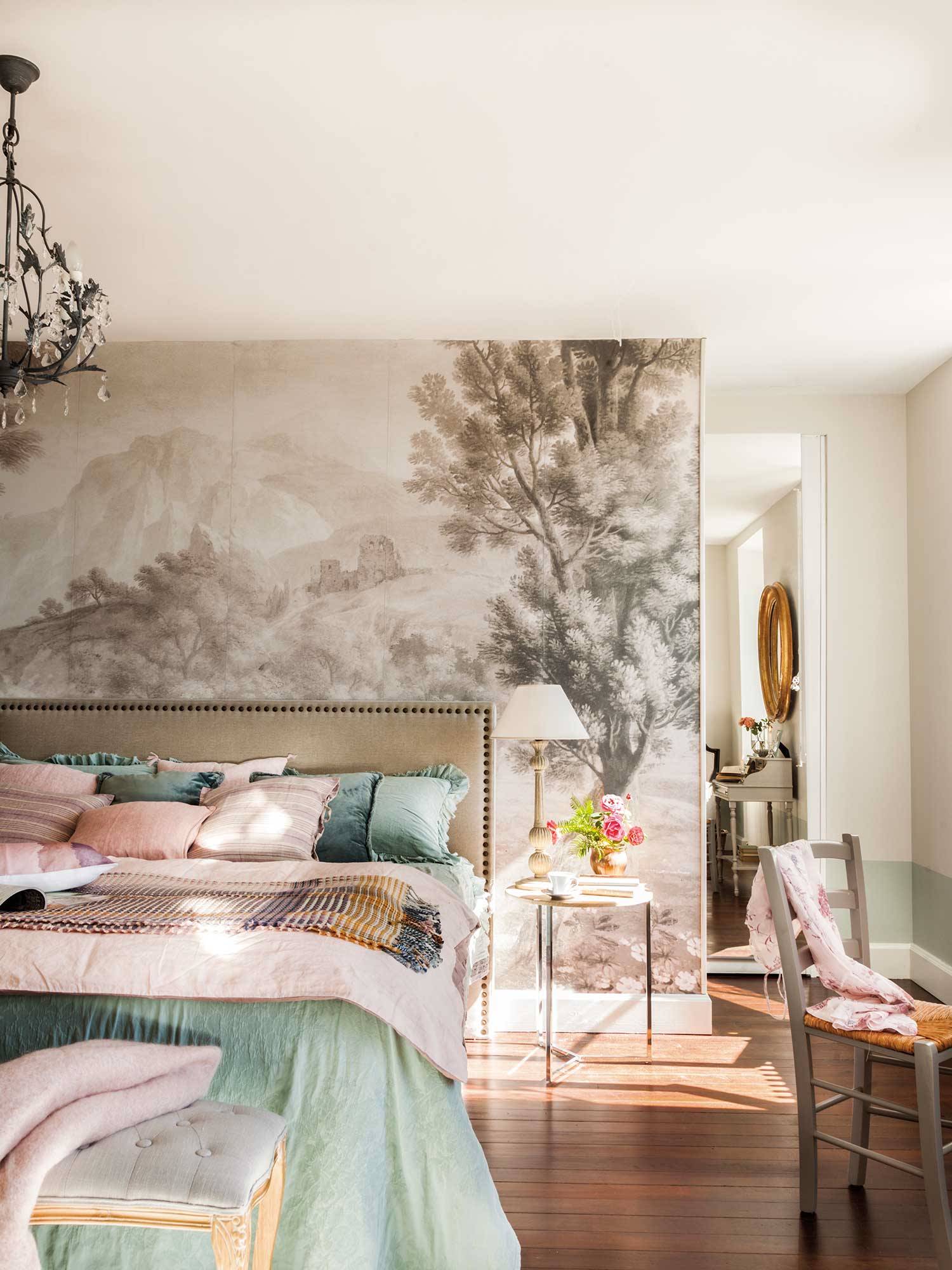 Dormitorio clásico con pared del cabecero con mural y cabecero con tachuelas
