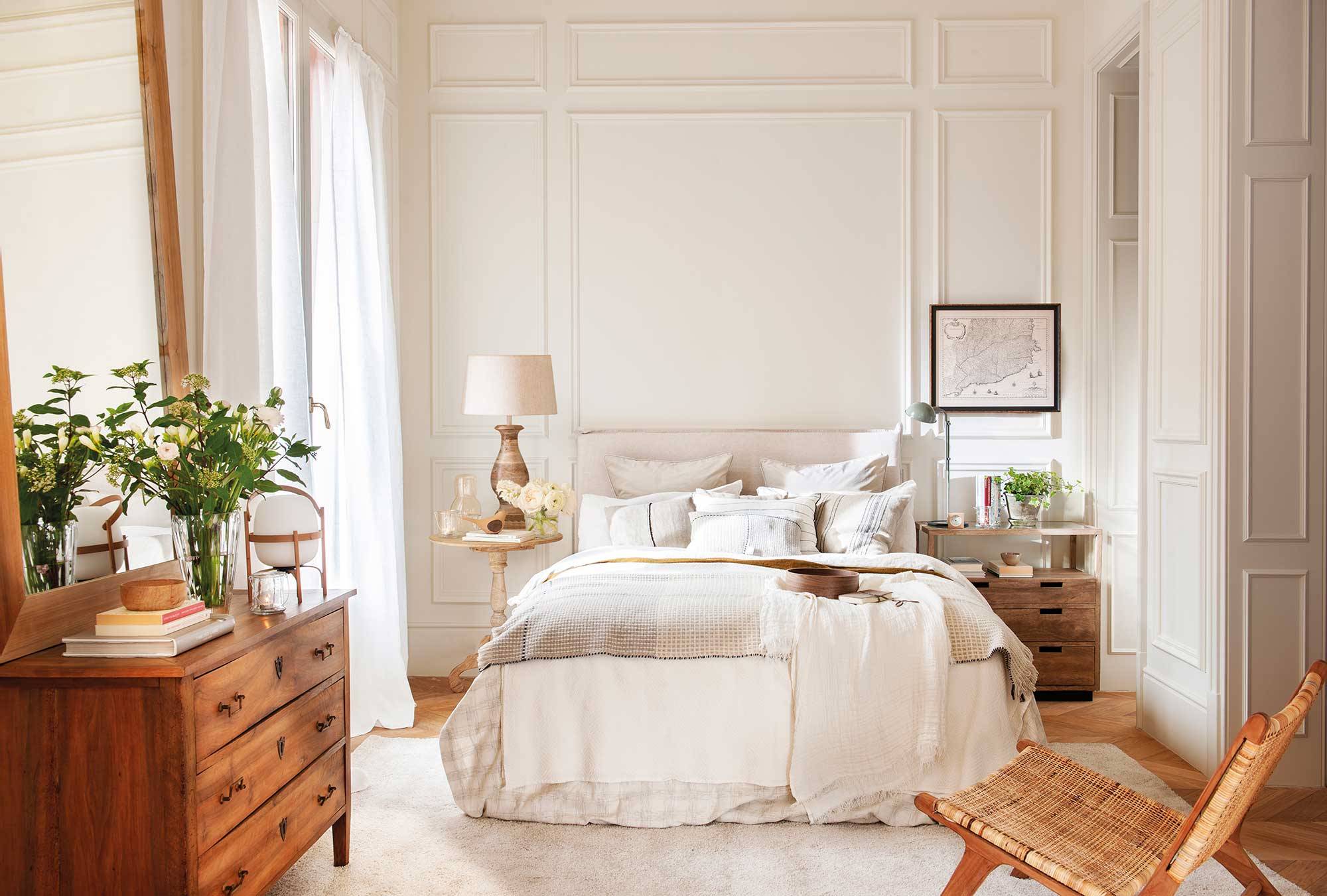 Dormitorio blanco con pared de molduras