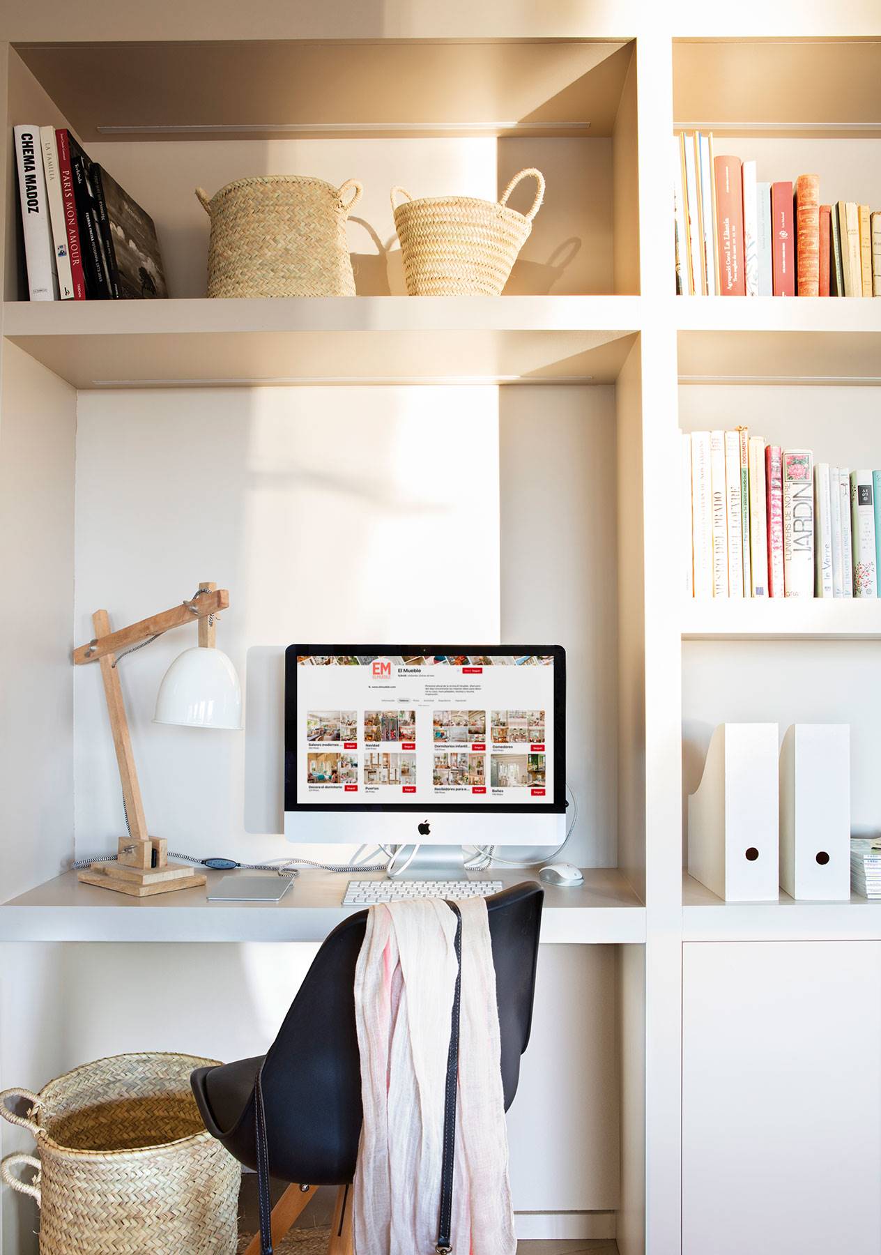 escritorio-obra-con-lampara-sobremesa-y-imac-con-portada-Pinterest-de-El-Mueble_00482155