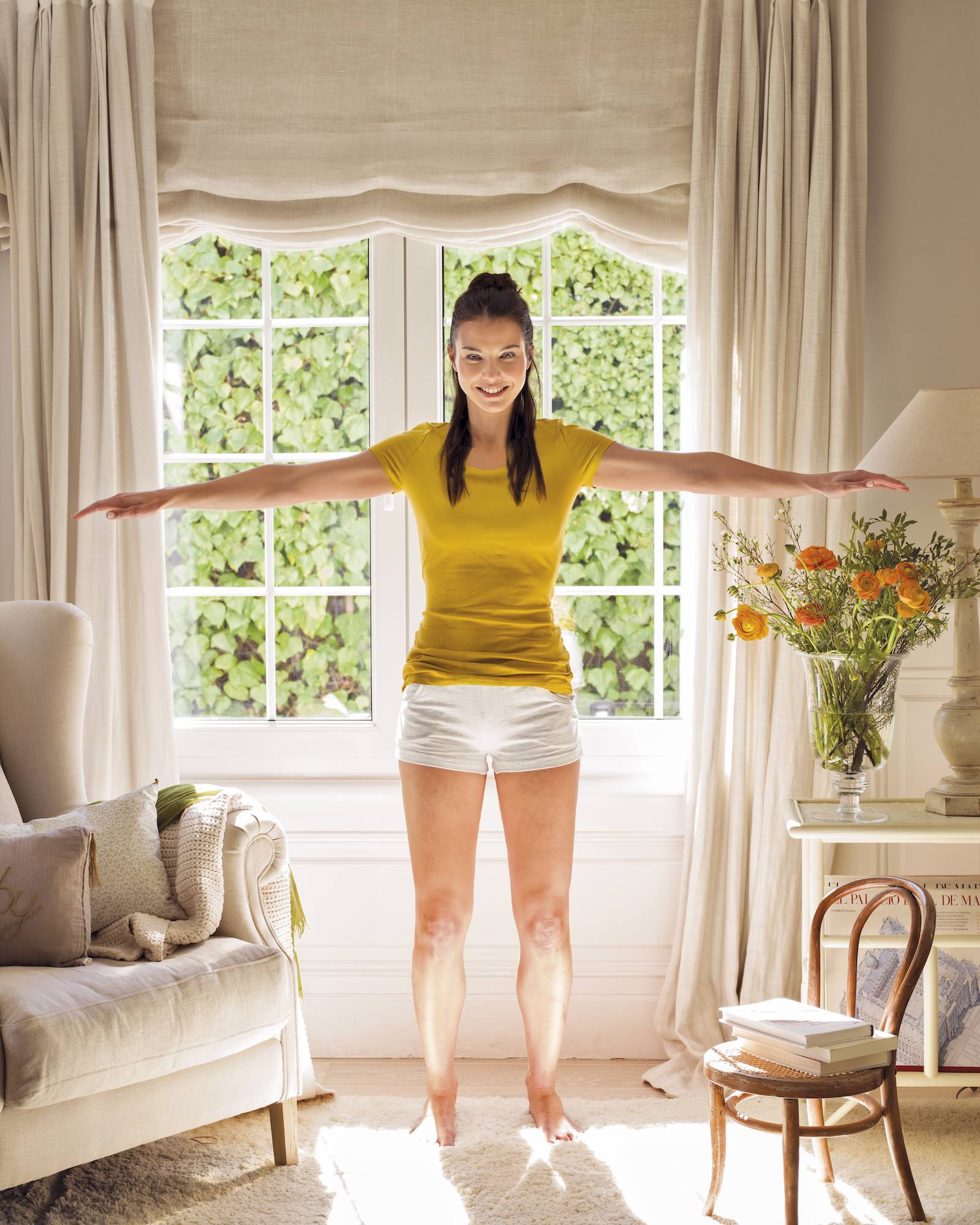 mujer-haciendo-ejercicio-frente-ventana-00382267 . Mens sana in corpore sano