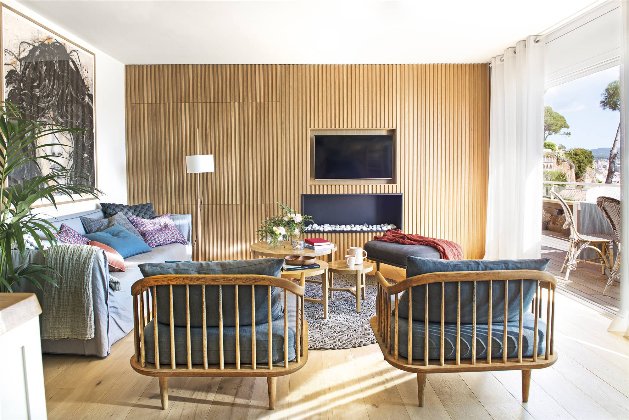 Salón de apartamento de verano con pared panelada de madera. 